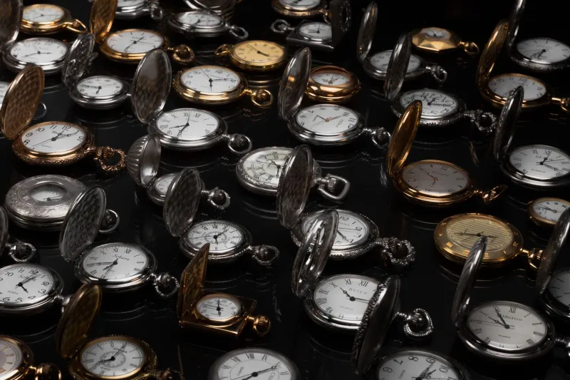 Oro, engranajes y privilegio: el reloj como emblema del poder en las cortes europeas